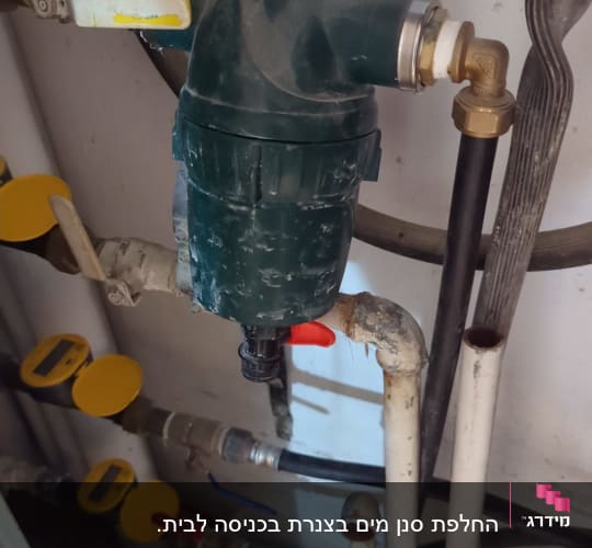 צנרת מים עם ברזים ומחברים שונים